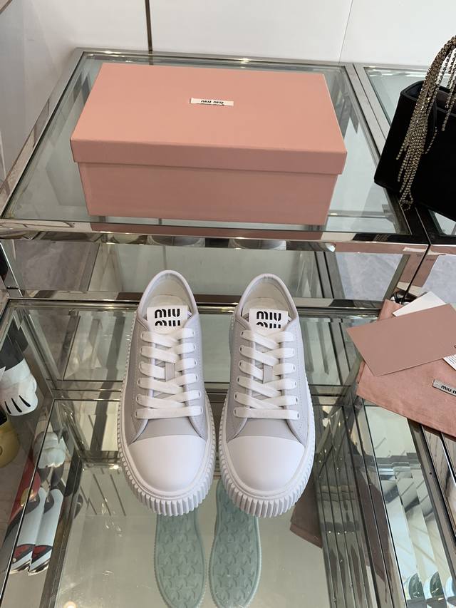 Miu Miu 缪缪24Ss 春夏新款 厚底做旧小白鞋 简约造型，超轻发泡鞋底，脚感妥妥满分 好看又百搭 码数：35-40 40定做